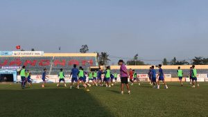 Cầu thủ luyện tập trên sân Tam Kỳ