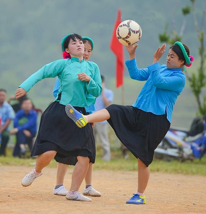 Không chỉ có con trai mới chơi được bóng đá và những cô gái cũng rất mạnh mẽ và tài năng sử dụng trái bóng trên sân cỏ.