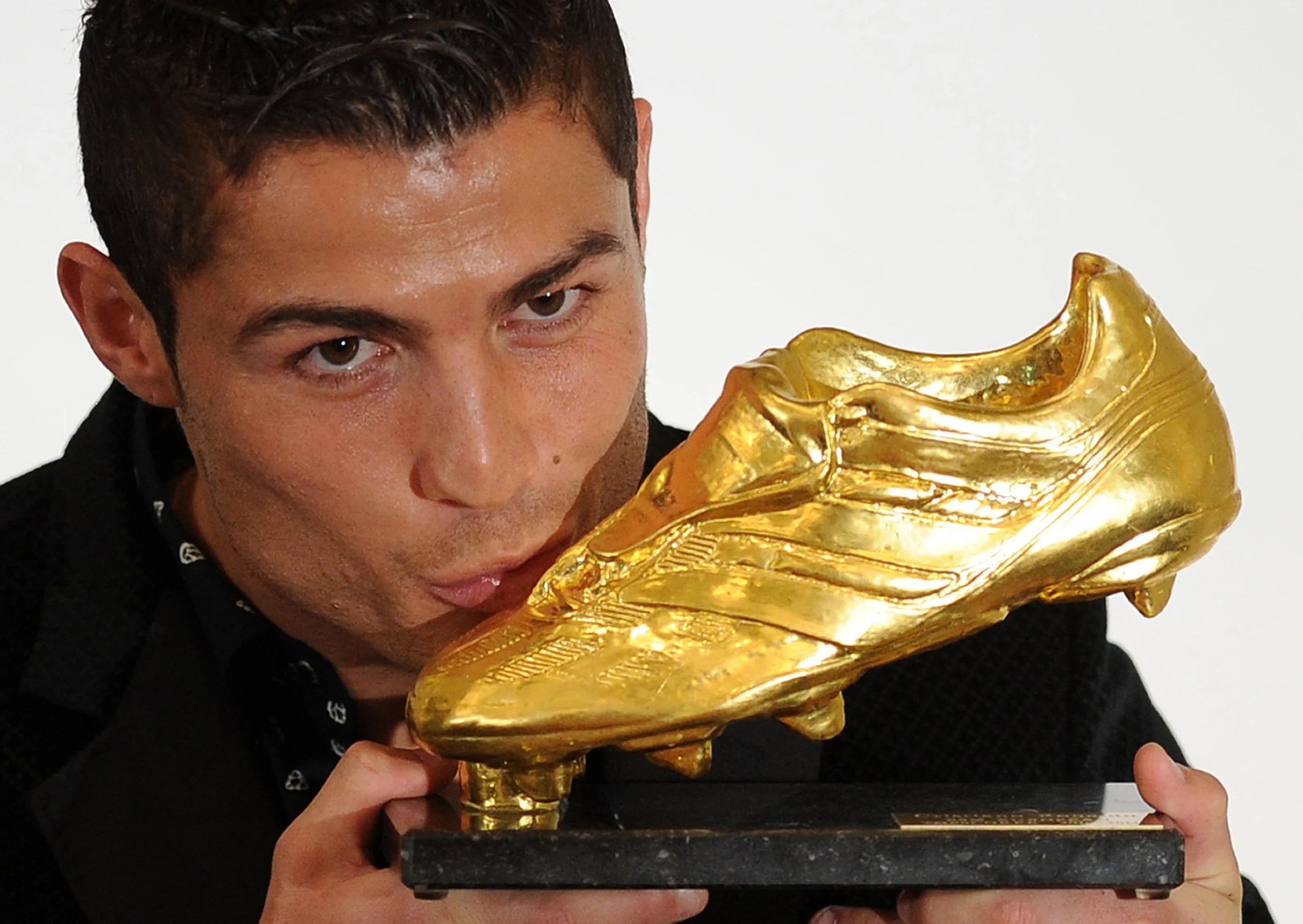 Ronaldo có bao nhiêu chiếc giày vàng